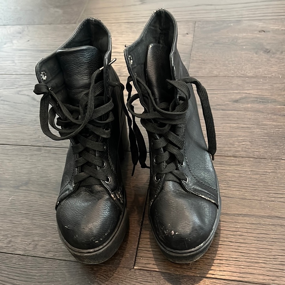 Platform high heel BLACK lace up boots by Dirty laundry 💕